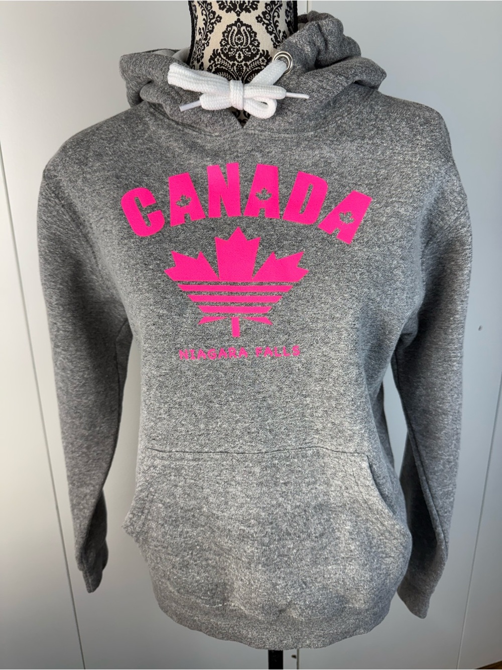 Canada Niagara Falls Grey Hoodie with Pink Logo size medium cozy NWOT